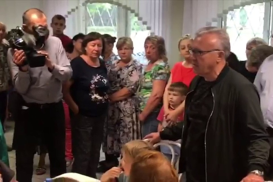 Александр Усс встретился с эвакуированными жителями Каменки и Ачинска