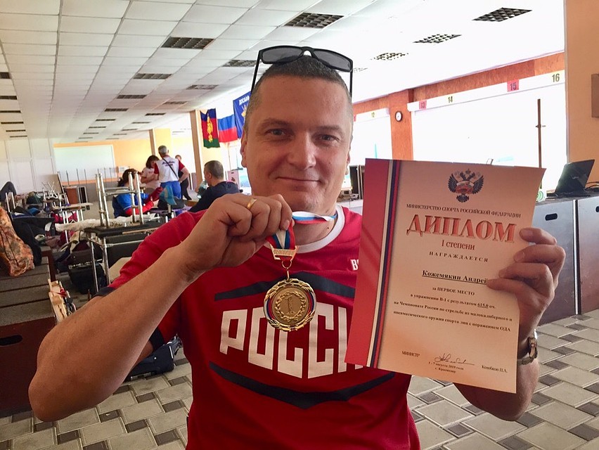 Андрей Кожемякин завоевал две золотые и одну серебряную медаль на чемпионате России. Фото пресс-службы Главного управления МЧС России по Белгородской области.