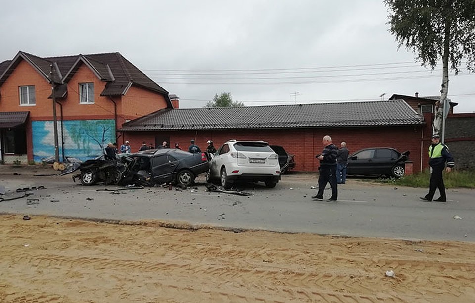 В столкновении пострадали два человека Фото: vk.com/"Подслушано в городе Конаково"