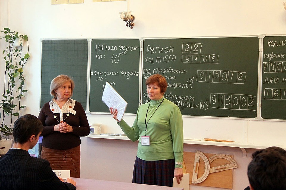 В школе.
