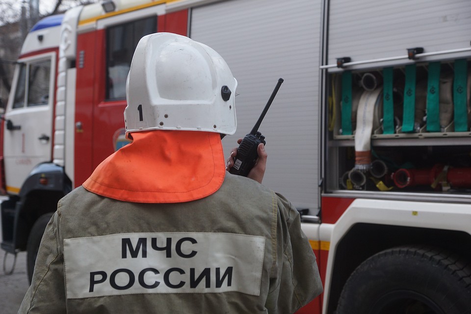На месте работают шесть спецмашин.