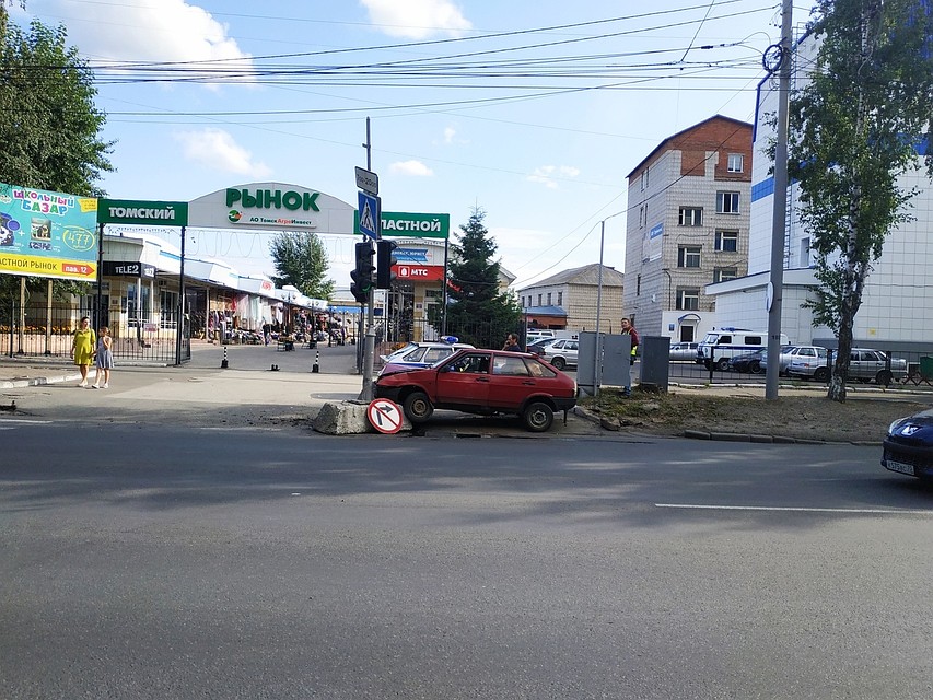 Авария прямо перед входом на рынок