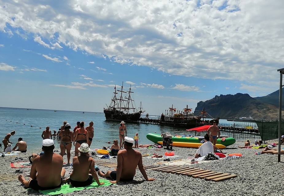 Отдыхающие вовсю купаются в Черном море.