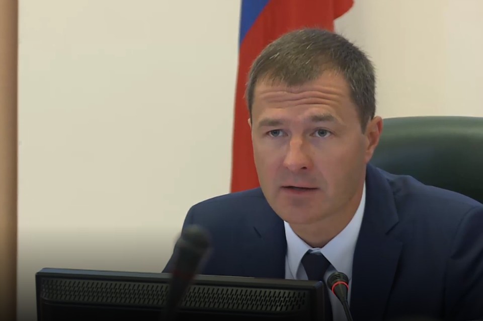 Мэр Ярославля Владимир Волков устроил подчиненным разнос за состояние детских площадок. Фото: скриншот с трансляции общегородского собрания 12 августа.