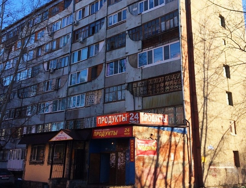 Тюменцы распивали алкоголь на детской площадке. Фото - Федор Косарев.