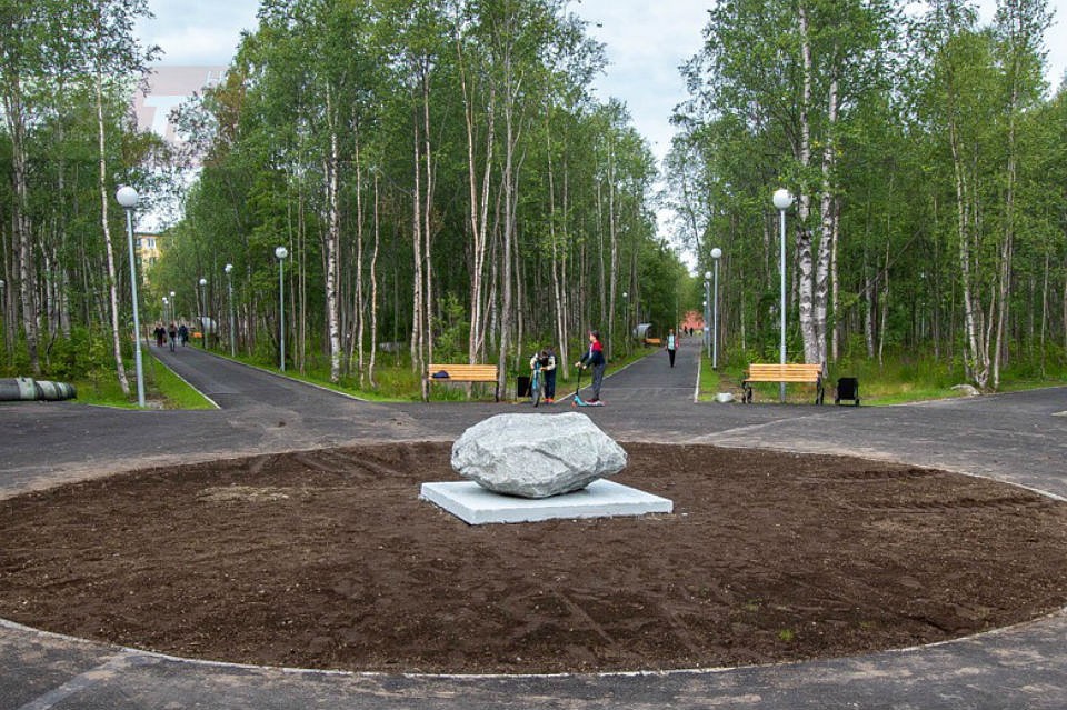 Булыжник в центре парка не понравился многим северянам. Фото: vk.com/this_is_apatity