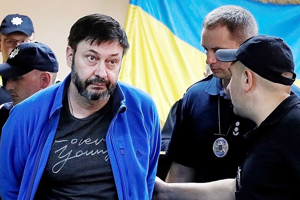 Вышинский был доставлен в здание суда под конвоем и в наручниках
