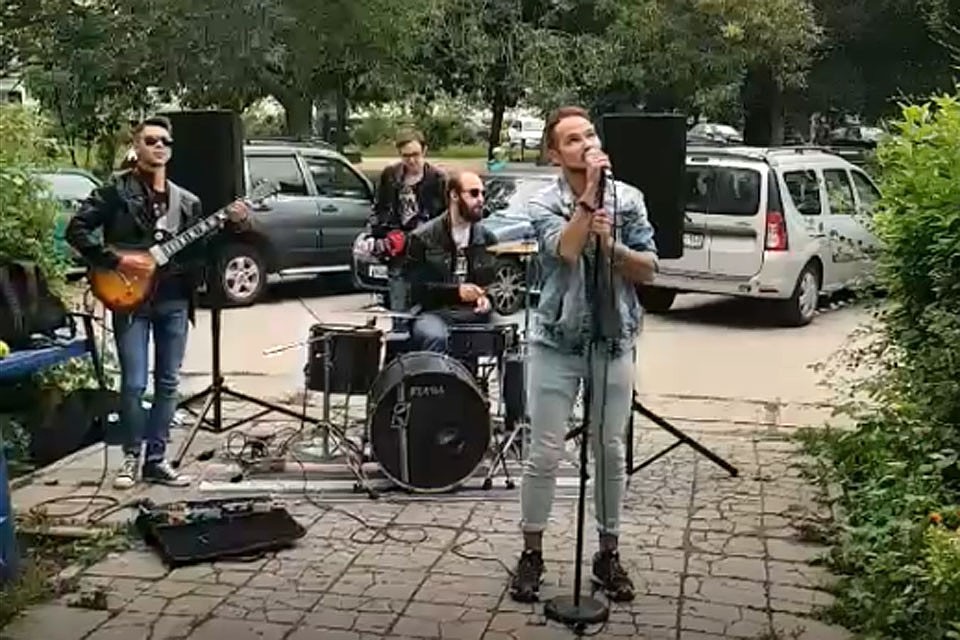 Молодой человек удивил прохожих
