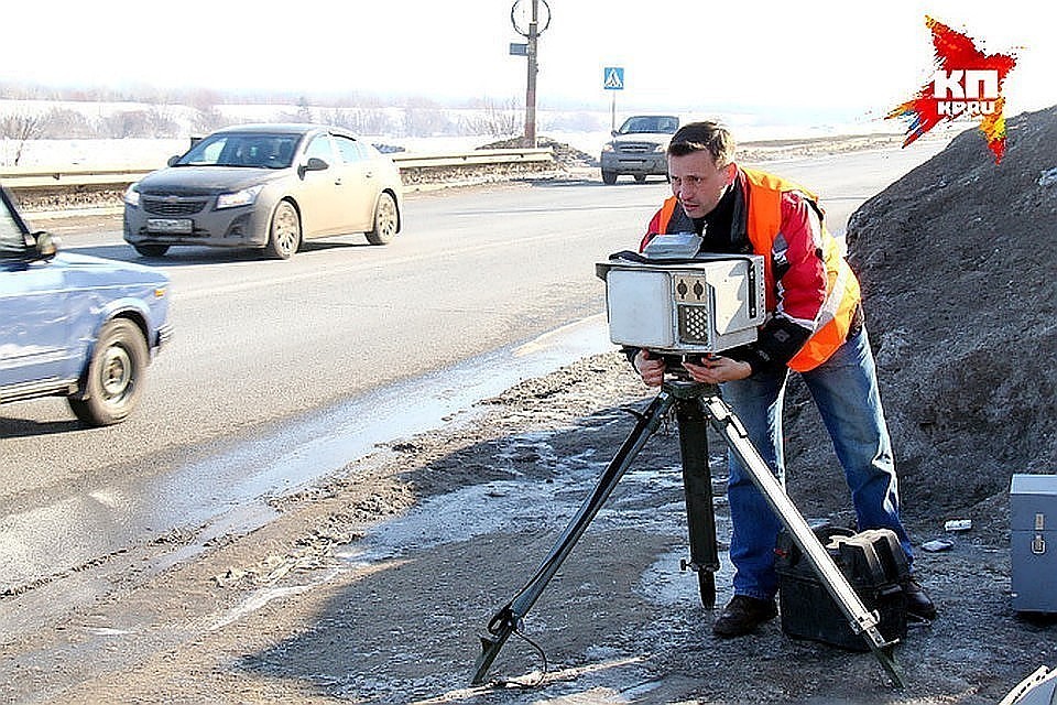 Ежемесячно передвижные видеокамеры должны фиксировать около 25 тысяч нарушений на дорогах - такой план им поставили.