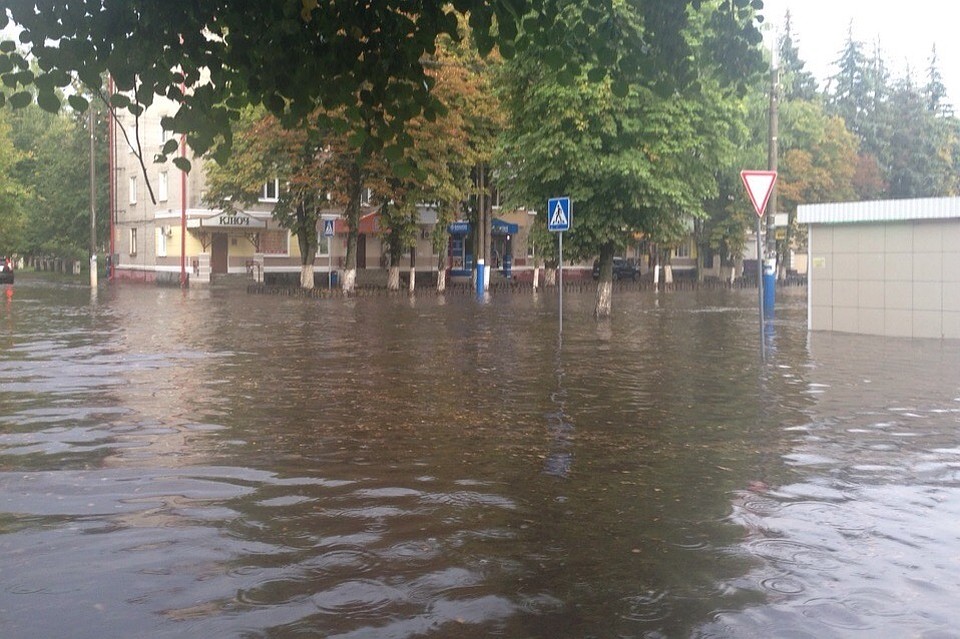 По словам местных жителей, дороги буквально ушли под воду. Фото: vk.com, Григорий Бабухин
