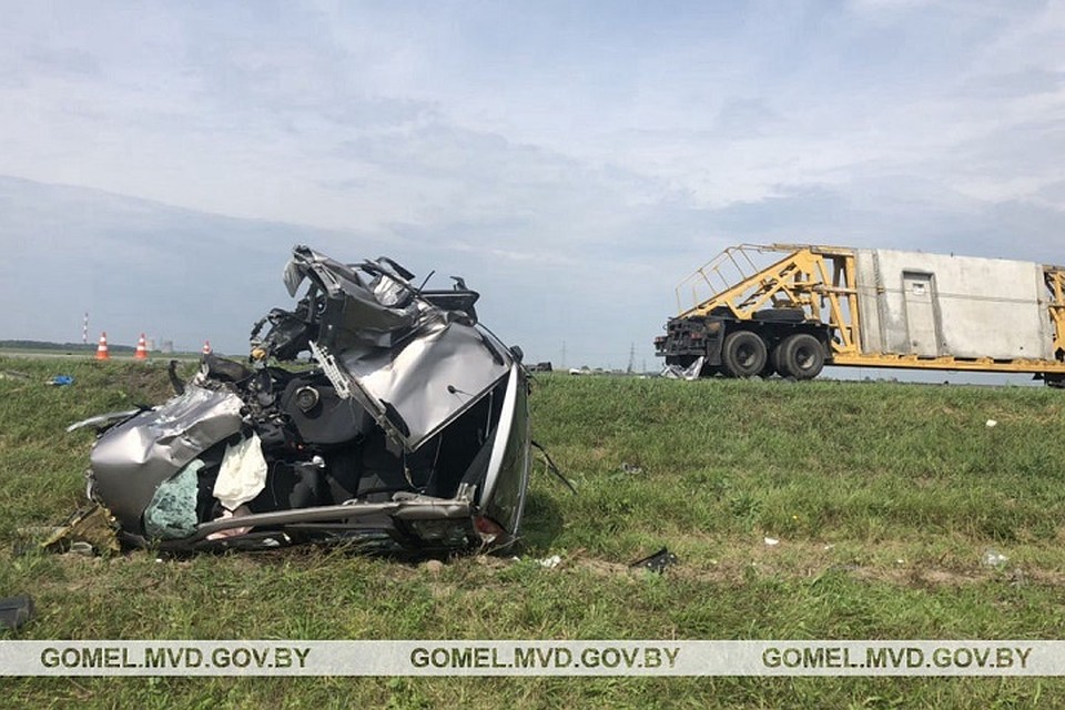 Грузовик буквально смял легковушку. Фото: УВД Гомельского облисполкома.