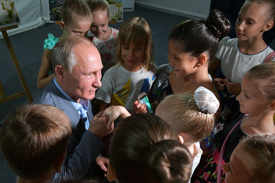 Во время антракта Владимир Путин пообщался с детьми, прошедшими отбор в Академию хореографии Севастополя. Фото: Алексей Дружинин/пресс-служба президента РФ/ТАСС