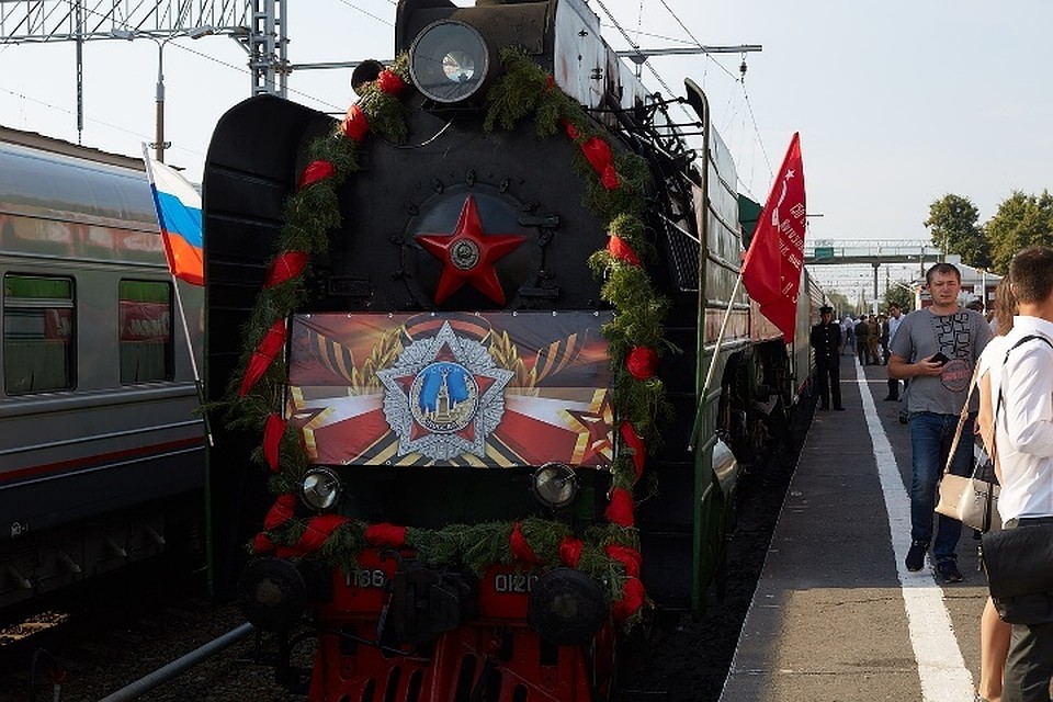 Тянет состав советский паровоз П-36