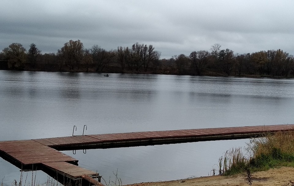 Парень скрылся под водой и утонул