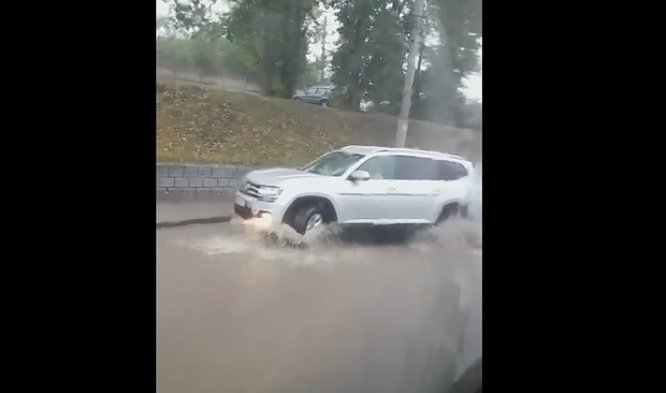 Автомобили разворачиваются, боясь въезжать в огромные лужи