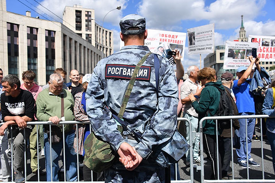Росгвардия ждет в гости девочку, написавшую стих о «папе-омоновце» с «руками в крови»