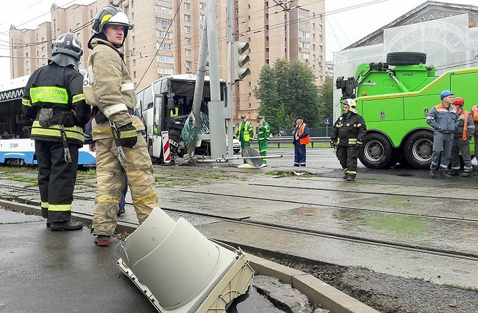 Автобус с туристами попал в ДТП на шоссе Энтузиастов в Москве. Фото: АГН "Москва"