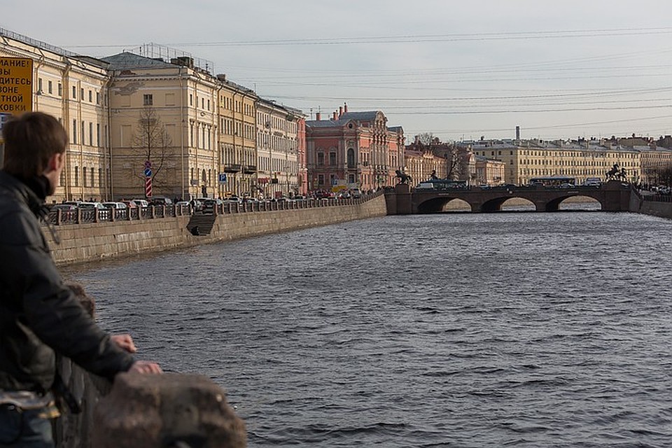В Петербурге регулярно находятся любители искупаться в городских реках и каналах.