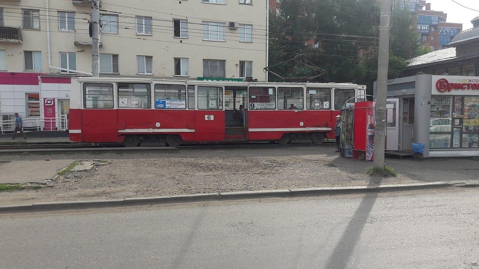 В Омске трамвай сбил пенсионерку в центре города