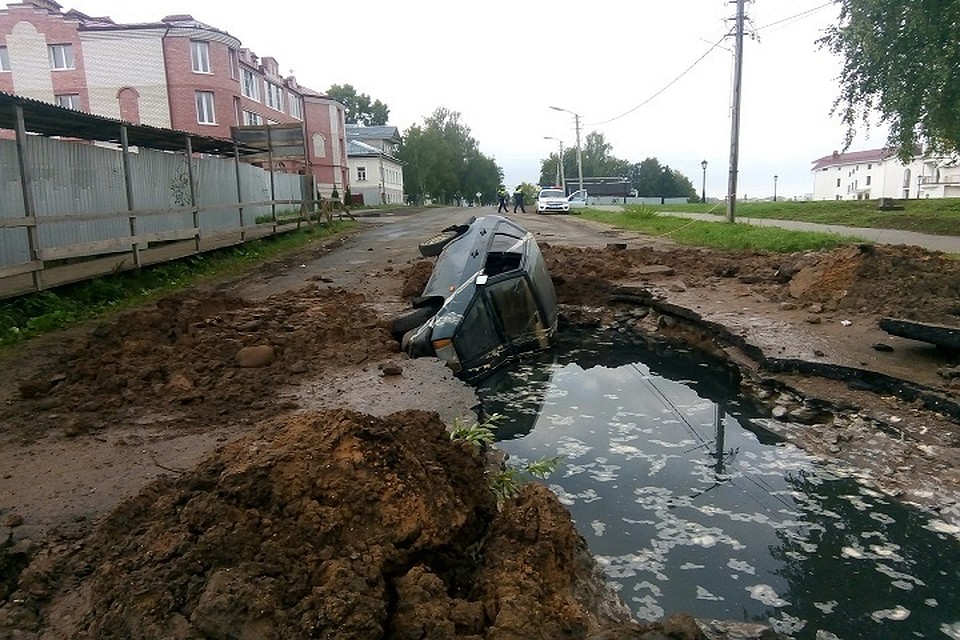 Виновник ДТП скрылся с места происшествия, оставив свою легковушку в заложниках грязи. Фото: "Подслушано|Углич"\vk.com.