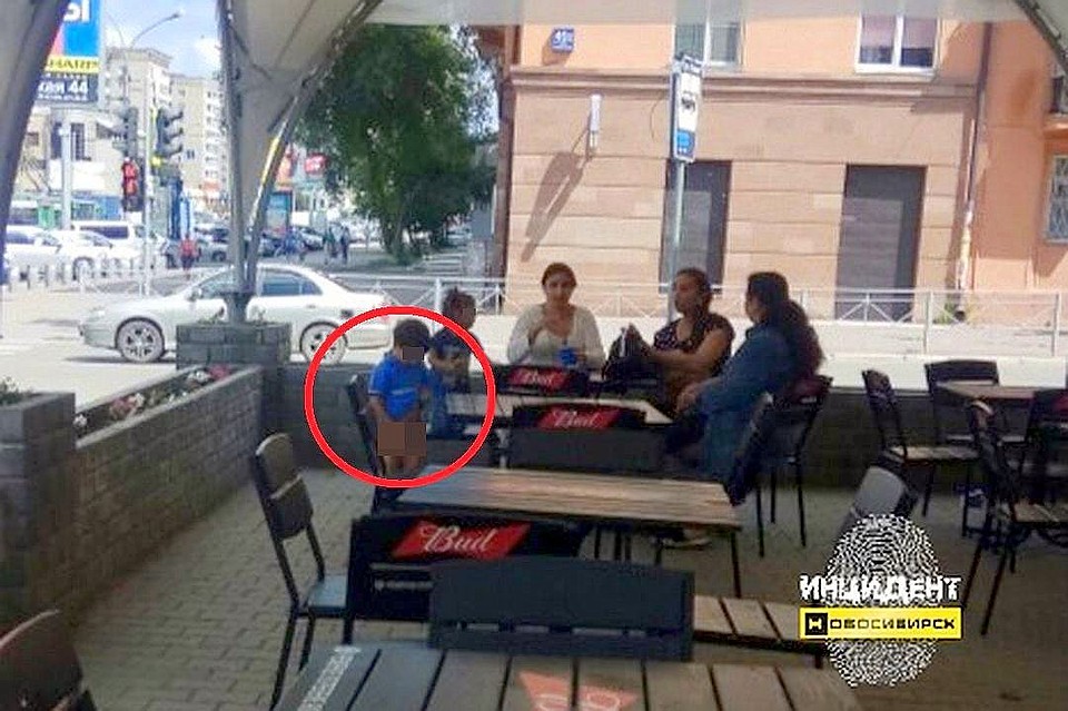 Ребенок без штанов, находящийся в кафе, возмутил отдыхающих. Фото: Инцидент Новосибирск\https://vk.com/incident_nsk
