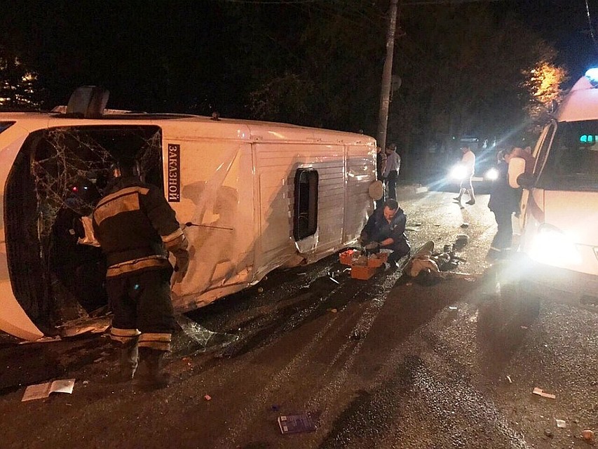 Автобус проволокло по асфальту после падения. Фото: УБЖ Челябинска.