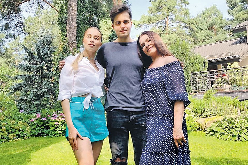 Певица с внуками Софией и Анатолием. Фото: instagram.com