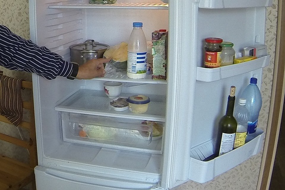 Сосед-грабитель украл из холодильника продукты.