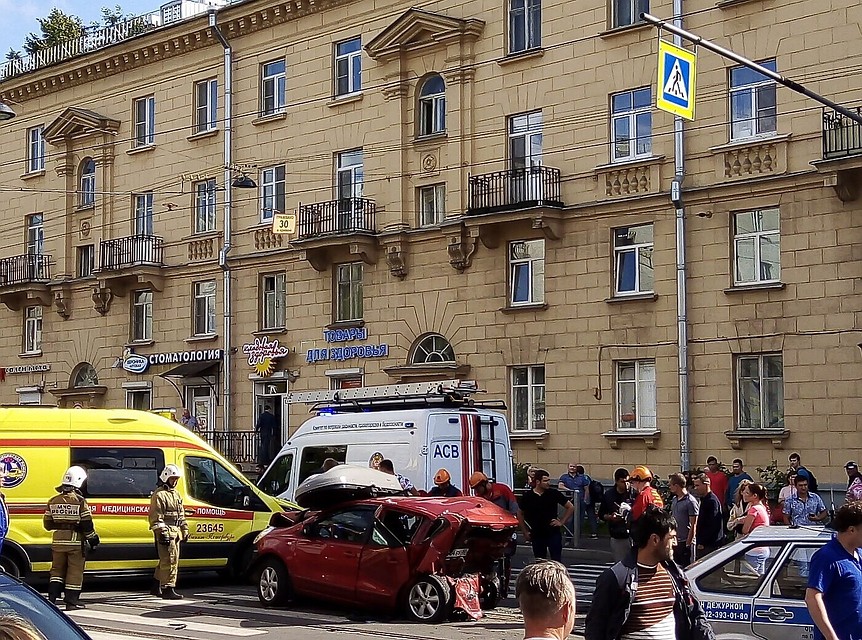 Фото: vk.com/spb_today. Сильнее всего пострадали девочки 8 и 16 лет, которые сидели сзади.