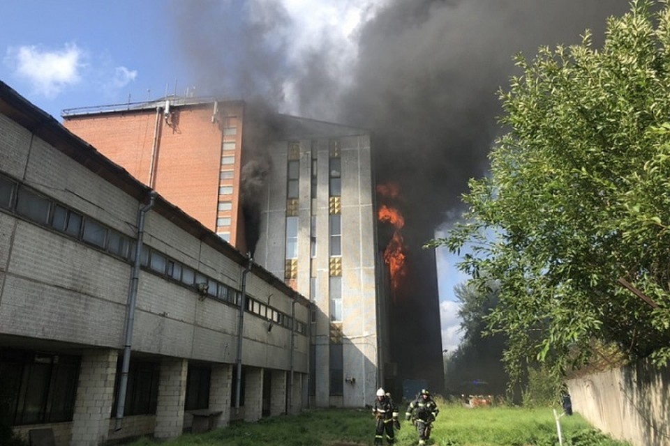 Пожарные продолжают работу на Складской улице, где полыхали 4 тысячи квадратных метров. Фото: Пресс-служба ГУ МЧС по СПб