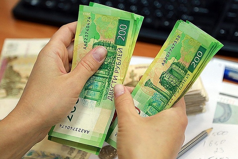 Курс евро опустился до 72,65 рублей.