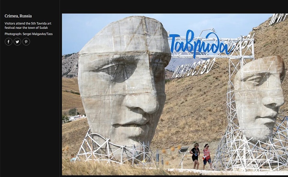 Такая подпись к крымской фотографии появилась на странице издания. Фото: The Guardian