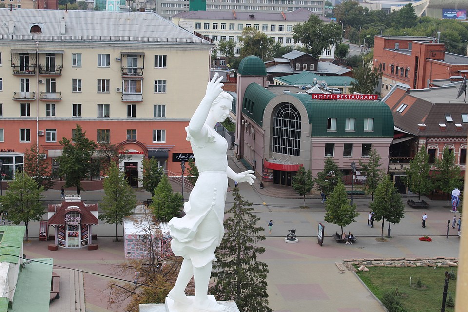 Теперь скульптуры на крыше оперного театра как новенькие. Фото: chelopera.ru