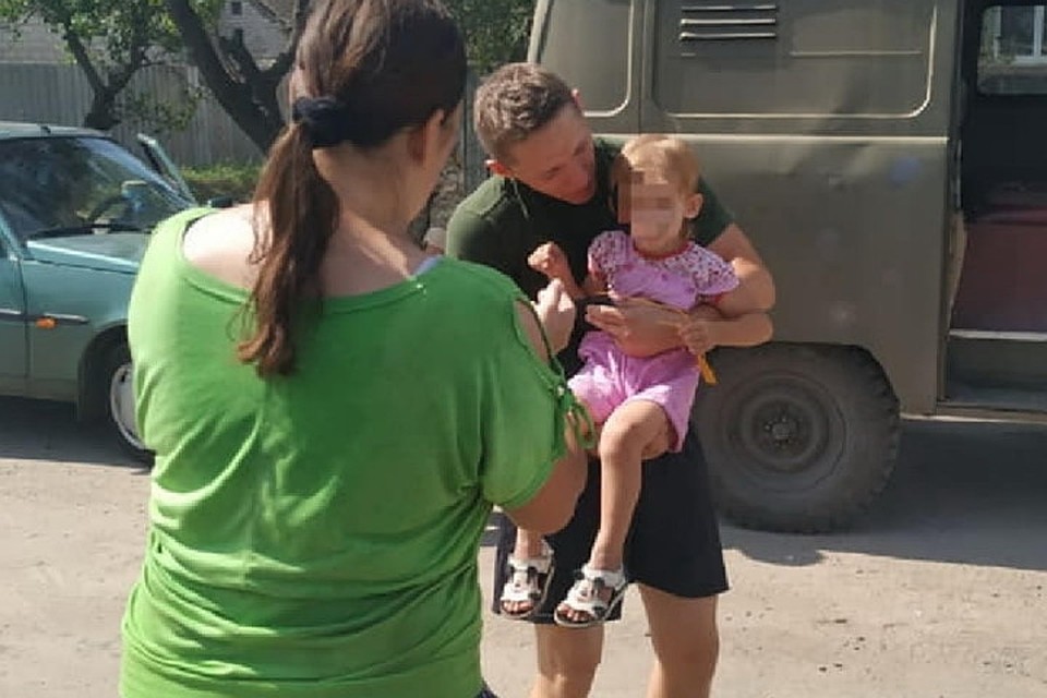 Девочку передали маме целой и невредимой. Фото: lg.npu.gov.ua