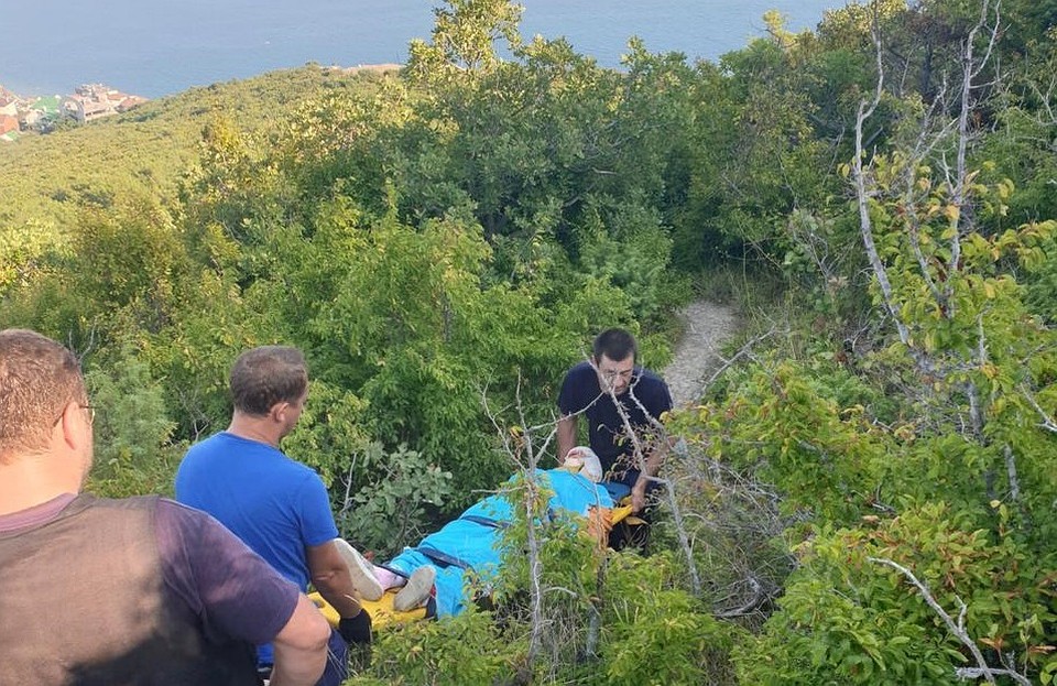 Спасатели спускали пострадавшую с горы на носилках. Фото: Алексей Одеров