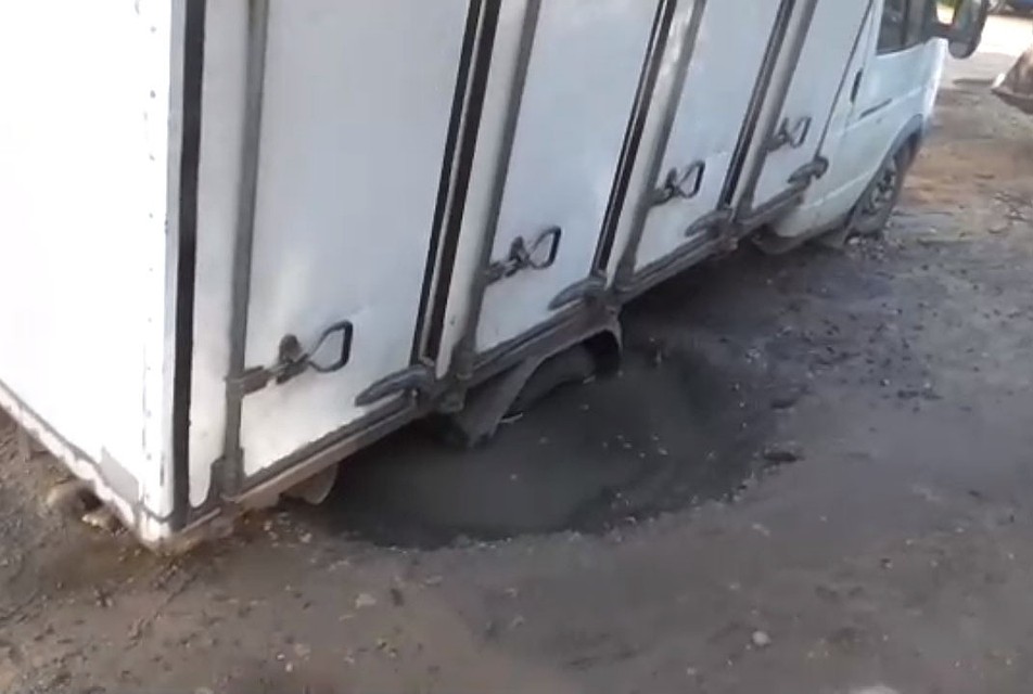 В Вышнем Волочке "Газель" провалилась под асфальт Фото: vk.com/"ВЫШНИЙ ВОЛОЧЕК"/Вадим Ульянов (скрин видео)