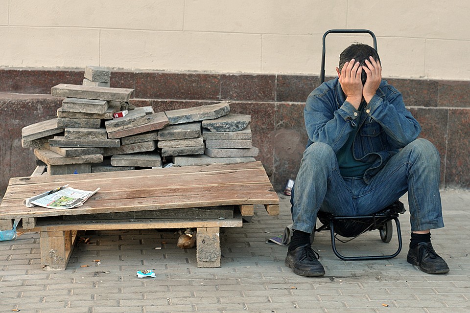 Люди не бездельники, не инвалиды. Они могут и хотят работать. Просто этой работы нет, а за ту, которая есть работодатели готовы платить по минимуму