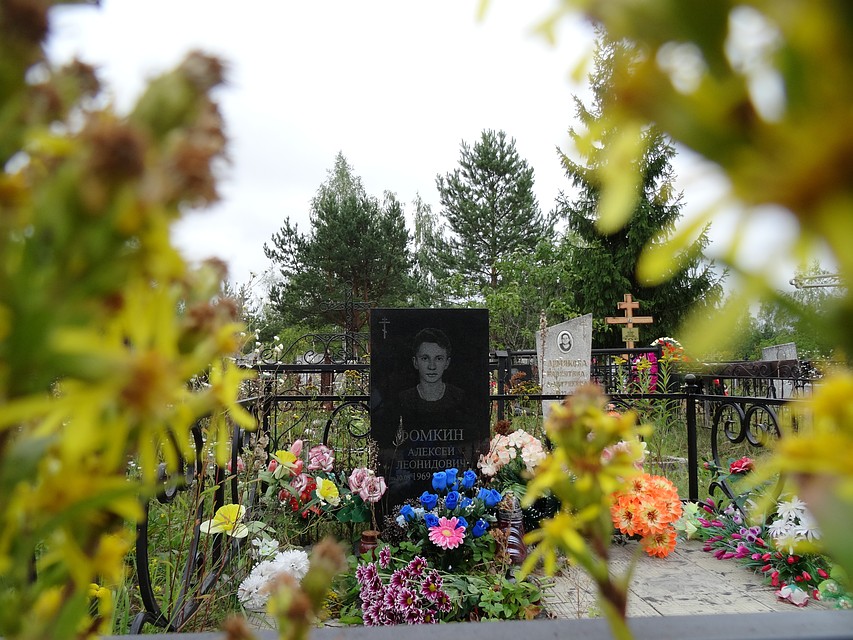 После того, как все узнали, где покоится актер, к могиле стали приезжать любители творчества из разных городов