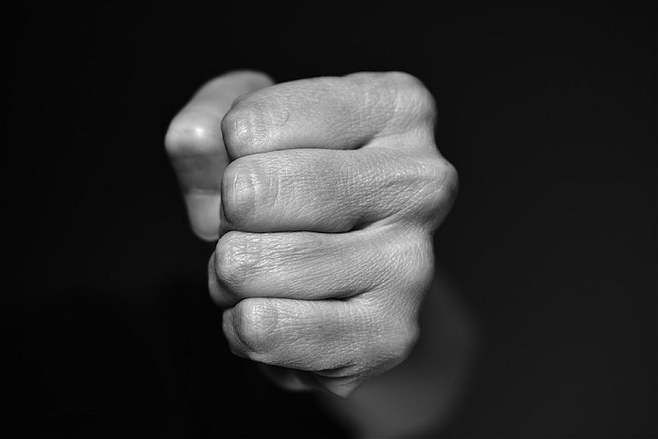 Хулиган ударил женщину на улице без причины. Фото: pixabay.com.