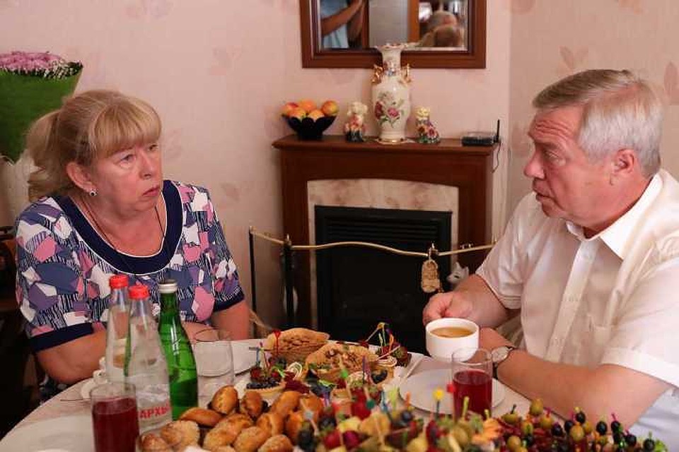 Василий Голубев побывал в гостях у родителей десантника. Фото: пресс-служба областного правительства