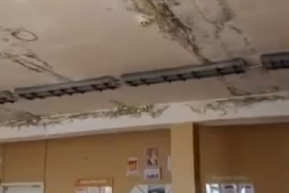 Прямо с потолка на школьные парты крошится штукатурка
