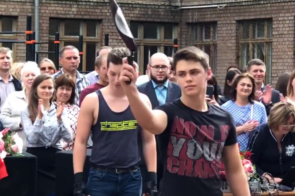 На глазах изумленной публики 14-летний Марк скрутил в трубочку настоящую сковороду. Фото: скриншот с видео Сергея Калинина.