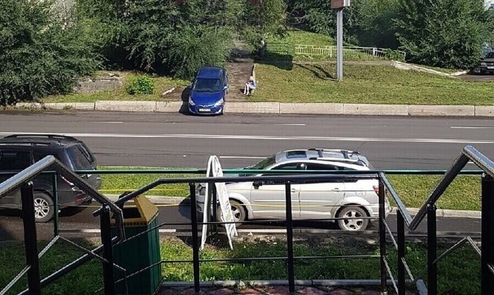 Повисла на бордюре. Жительница Красноярска неудачно выехала со двора на по тротуару Фото: соцсети