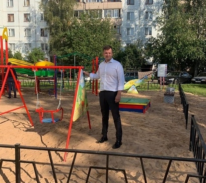 Юные жители Запсковья уже сегодня смогут прокатиться на новых качелях.