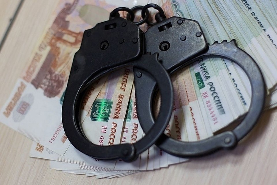 Работница центра занятости населения воспользовалась своим служебным положением.