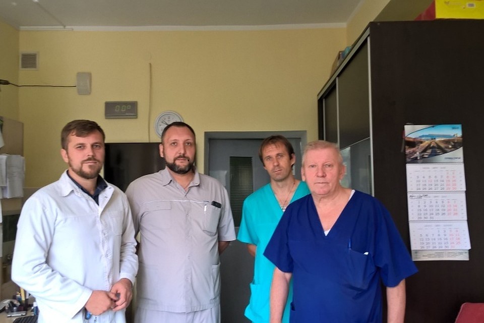 Главврач Александр Гельд (второй слева) и его коллеги все лето оказывали помощь не только местным жителям, но и многочисленным гостям.