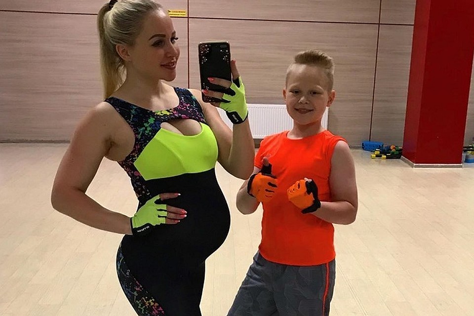 Многодетная мама тренирует своих детей в зале\ФОТО: Надежда Вьюхина
