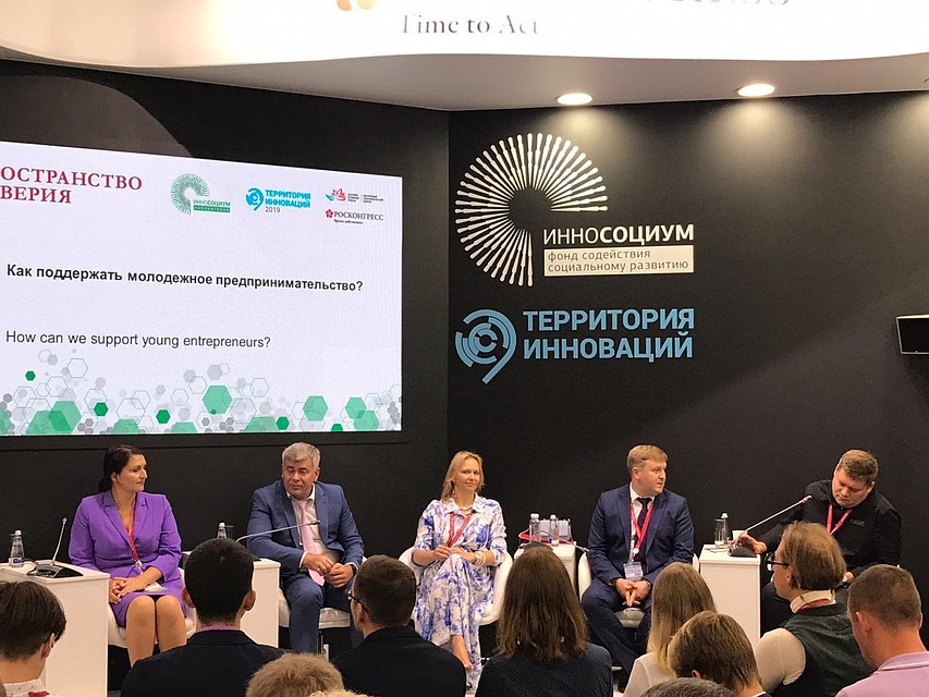 Уполномоченный по защите прав предпринимателей в Москве Татьяна Минеева (на фото в центре)