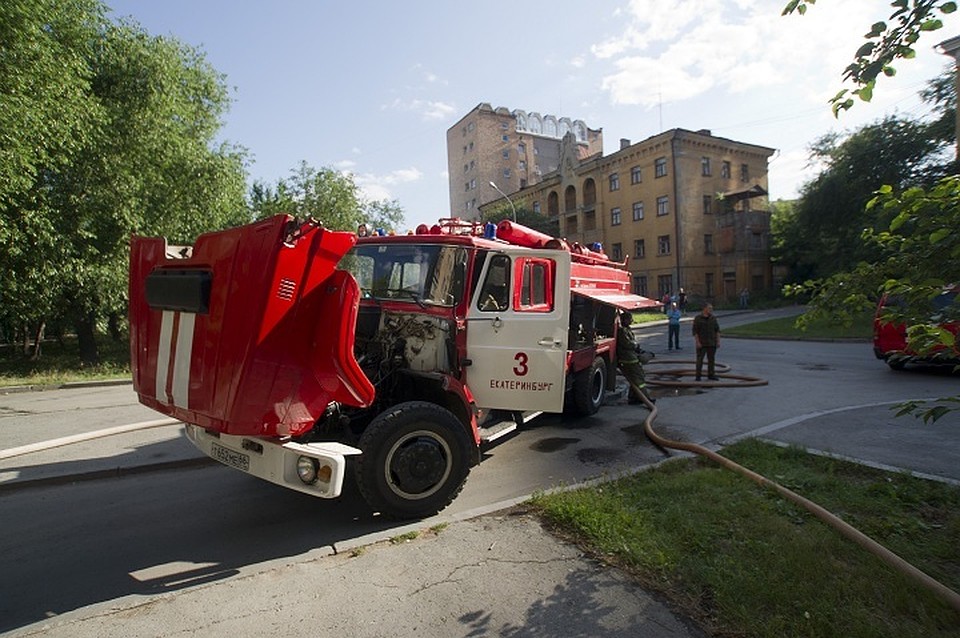 Рано утром 40 жителей одного из домов эвакуировали на улицу из-за горящего в подъезде мусора