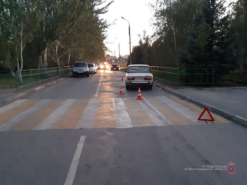 Момент, когда двое школьников из Волжского попали под колеса «шестерки», запечатлели камеры наружного наблюдения